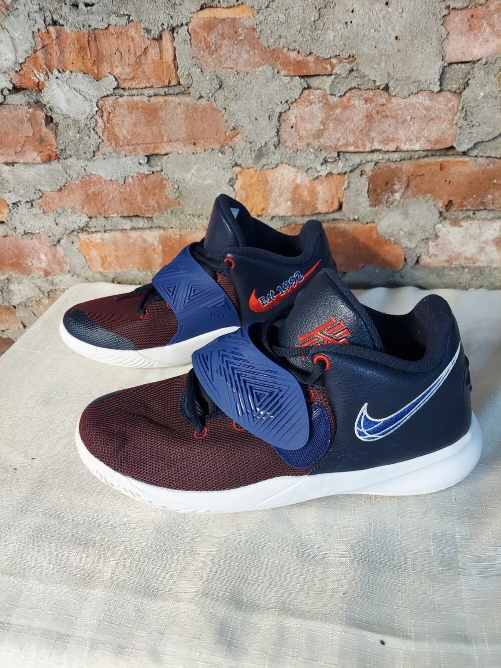 Nike Kyrie Flytrap Youth Basketball Shoes 7Y Navy Sneakers Strap Athletic